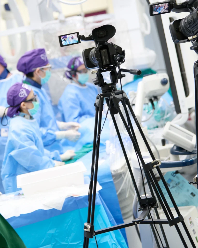Cámara en trípode grabando cirugía médica
