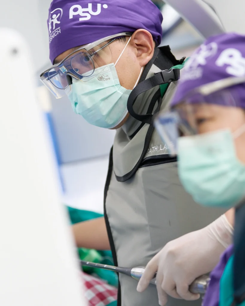 Cirujano en primer plano durante procedimiento en quirófano