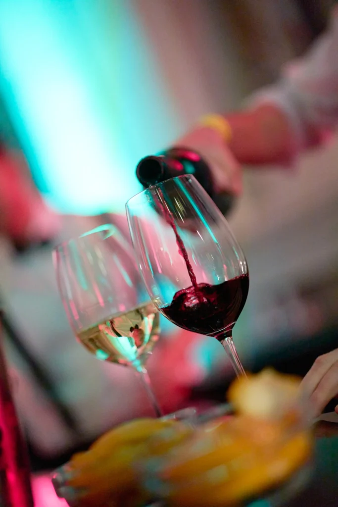 Copas de vino sirviéndose en evento de gala