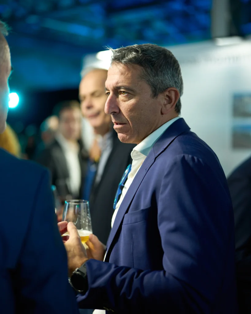 Ejecutivo con copa en networking durante evento corporativo