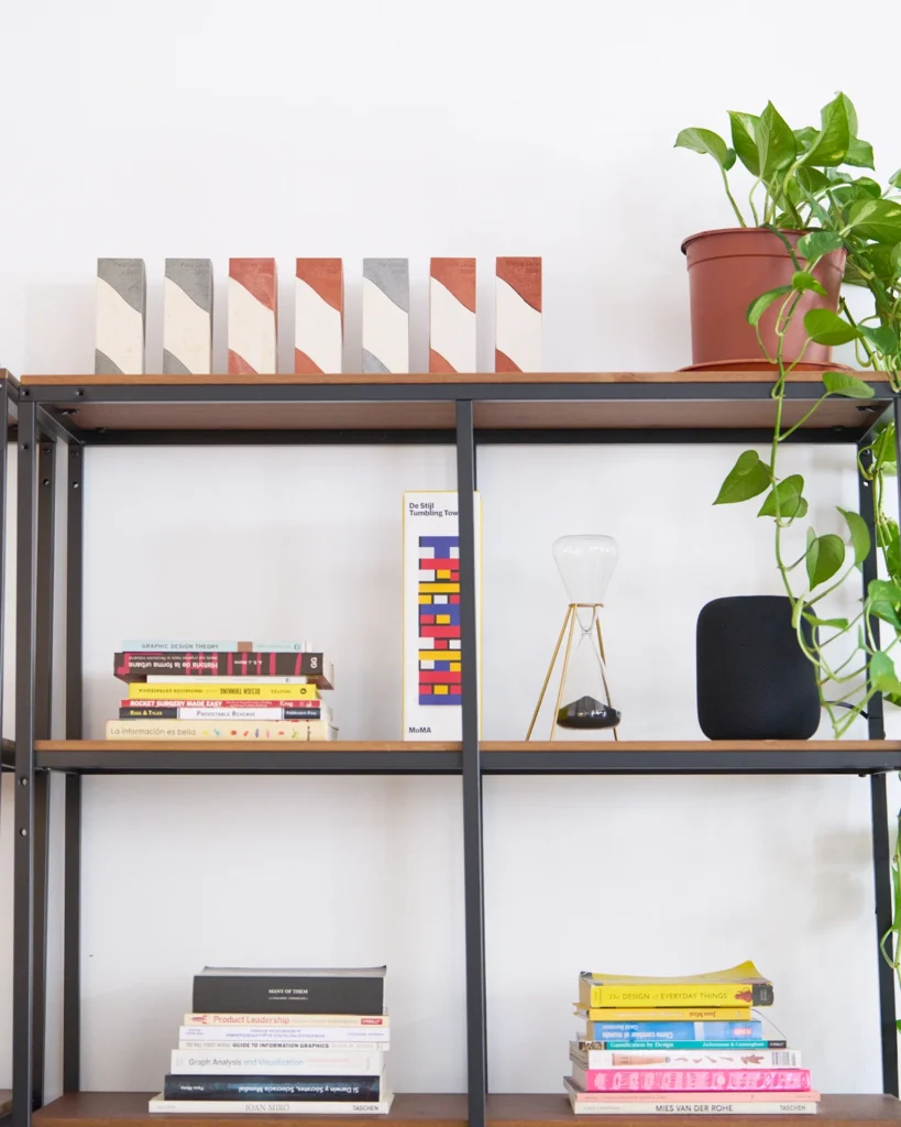 Estantería con libros y decoración en oficina