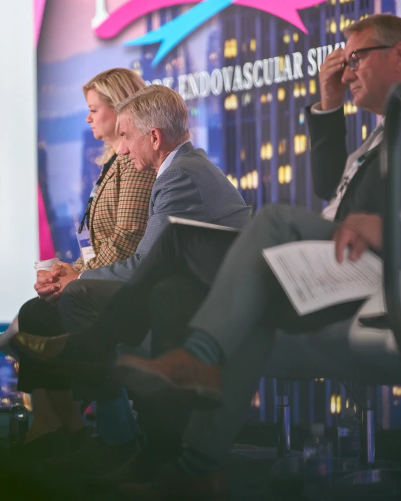 Fotografía de eventos — panelistas en congreso médico