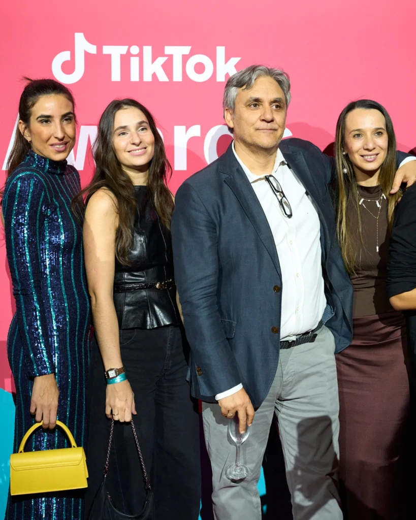 Grupo de personas posando en photocall de TikTok Awards