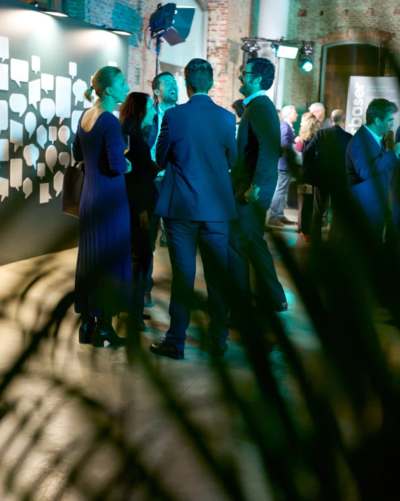 Grupo de profesionales en networking durante evento nocturno