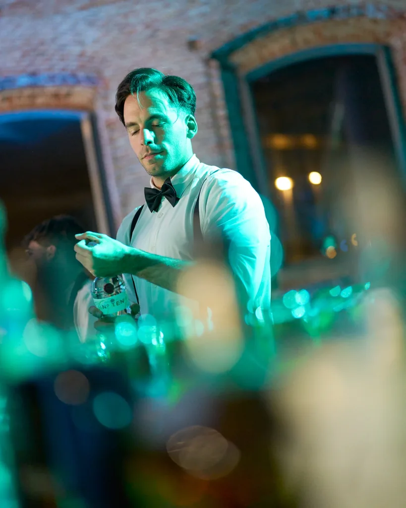 Bartender preparando cócteles en gala nocturna