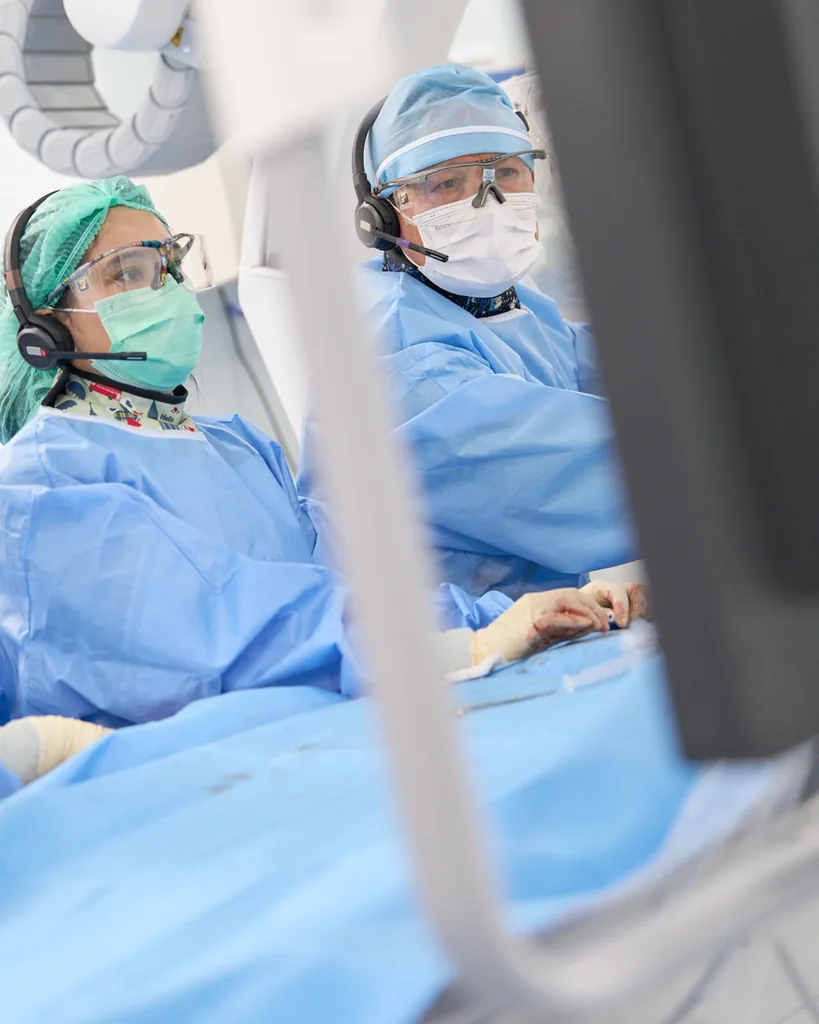 Cirujanos en quirófano durante grabación profesional