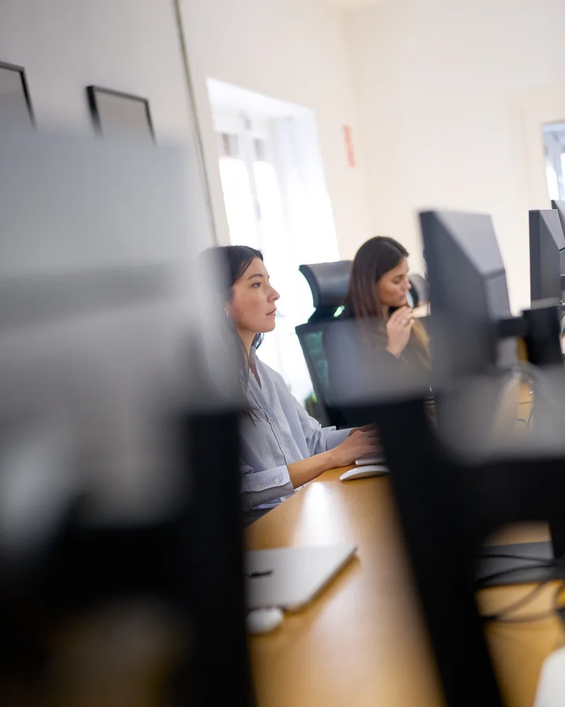 Mujeres trabajando en oficina — fotografía corporativa Madrid
