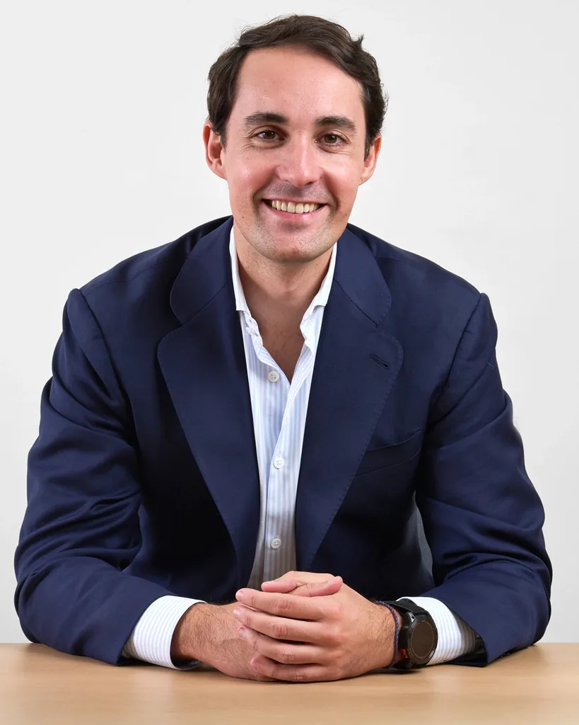 Retrato de ejecutivo con blazer azul — fotografía corporativa