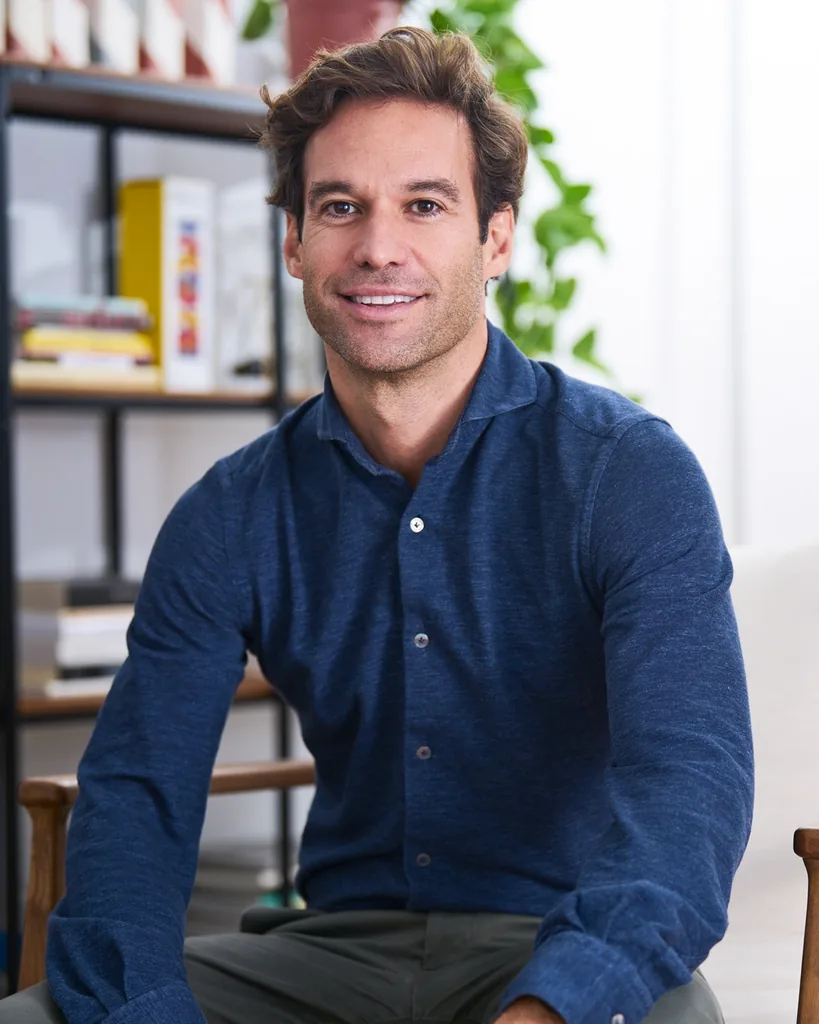 Retrato profesional de hombre con camisa casual sonriendo