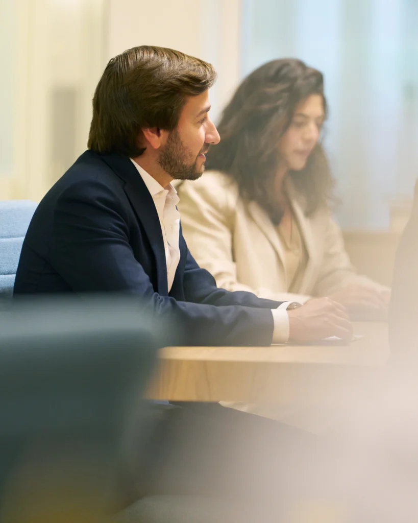 Hombre y mujer reunidos en oficina — vista de perfil