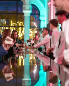 Invitados en barra de coctelería durante evento nocturno