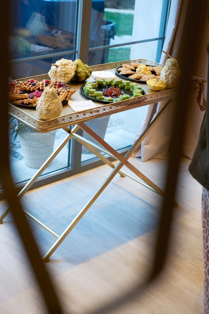 Mesa de aperitivos en bandeja dorada durante evento