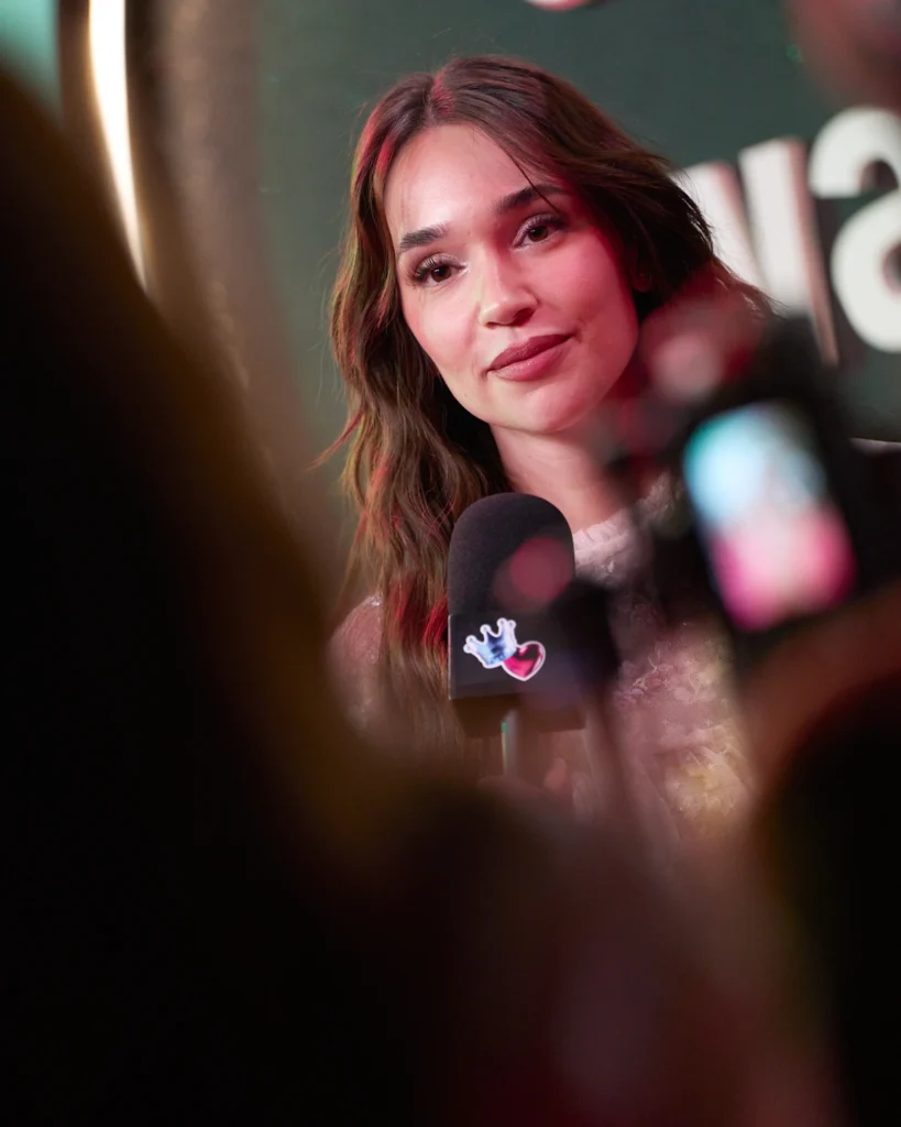 Mujer dando entrevista con micrófono en evento