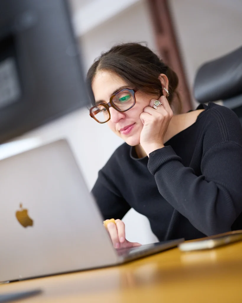 Mujer profesional trabajando en laptop en oficina