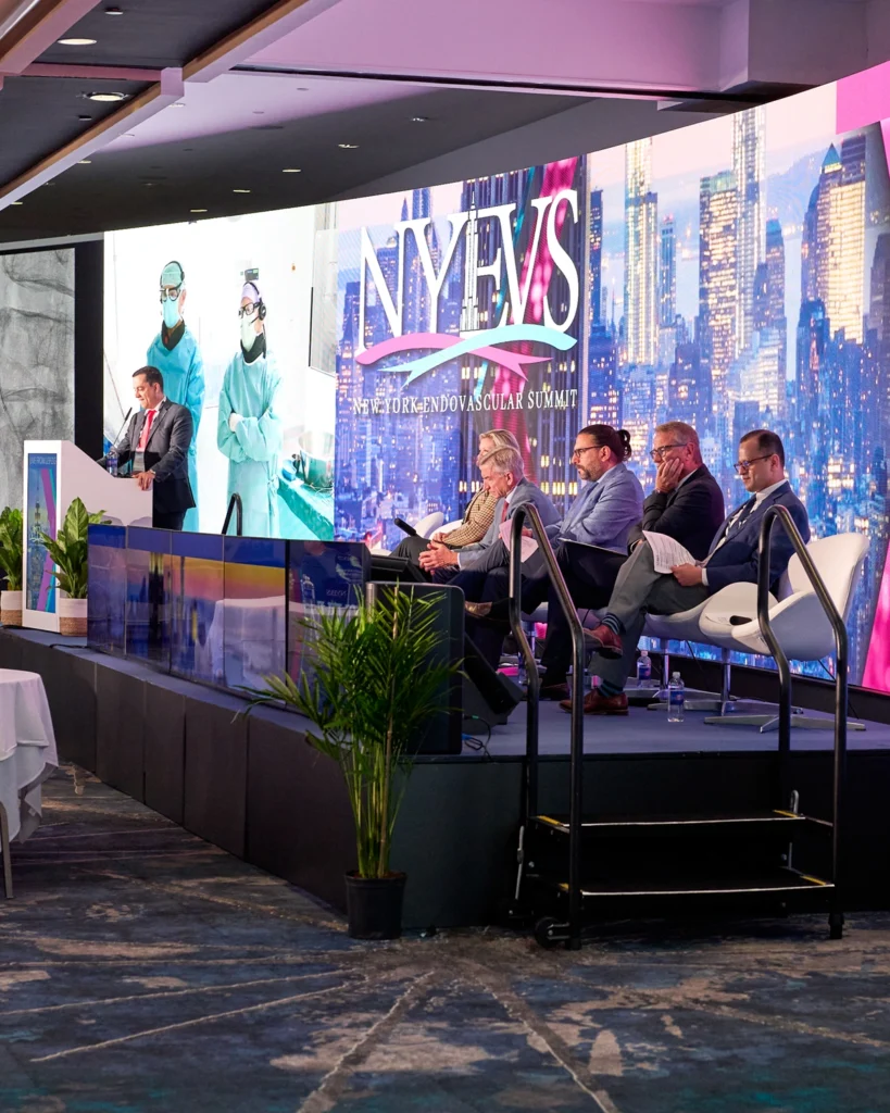 Panel de ponentes en congreso NYEVS con pantalla gigante - Corporate Frame Madrid