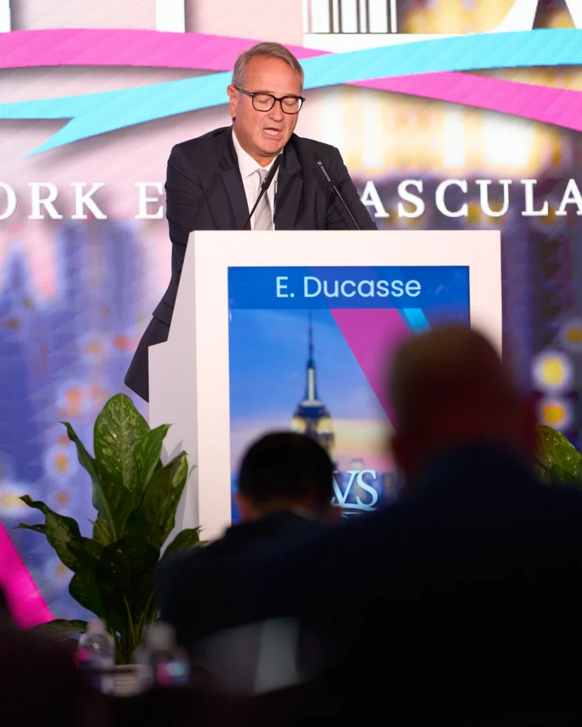 Ponente en atril durante congreso endovascular