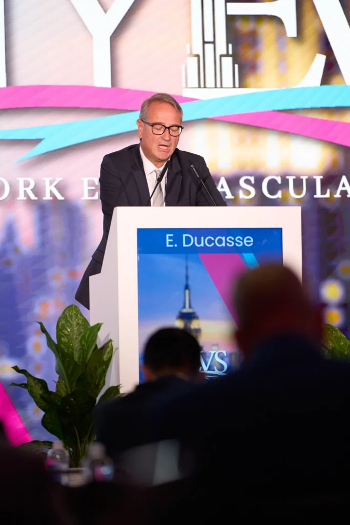 Ponente en atril durante congreso NYEVS