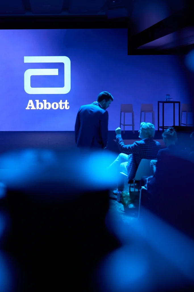 Abbott Pacing Summit — escenario con logo Abbott