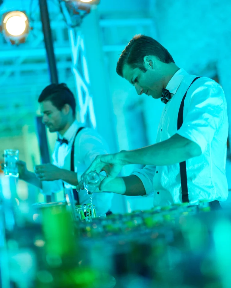 Evento Teatro Retiro — bartenders preparando cócteles