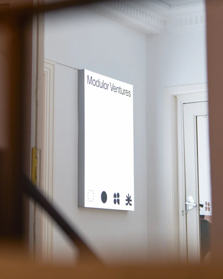 Fotografía corporativa — cartel oficina Modulor Ventures