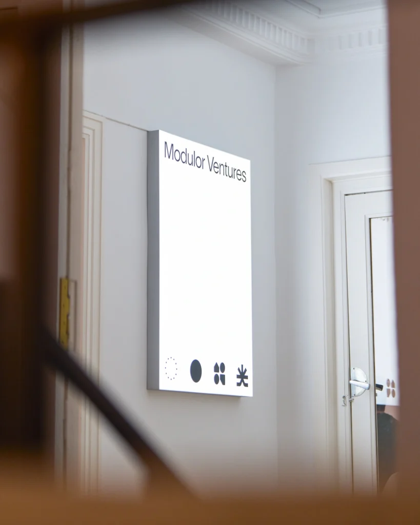 Fotografía corporativa — cartel oficina Modulor Ventures