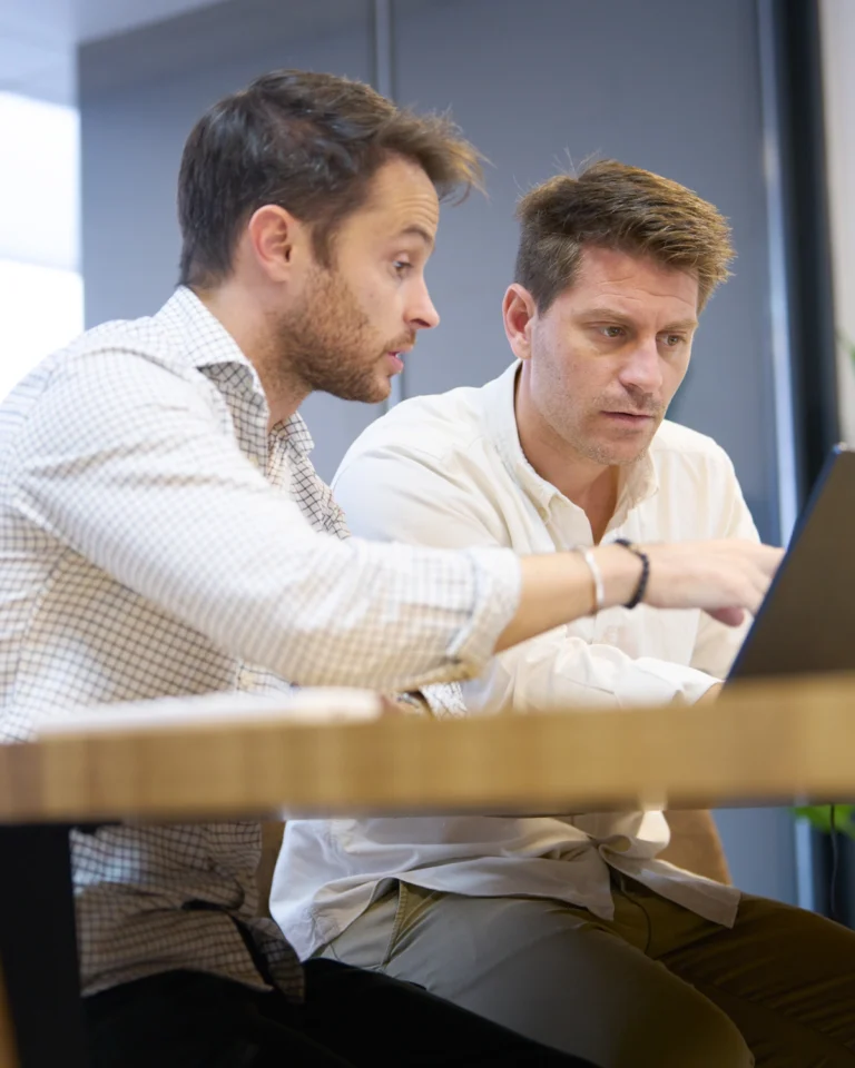 Fotos corporativo — dos hombres trabajando en laptop