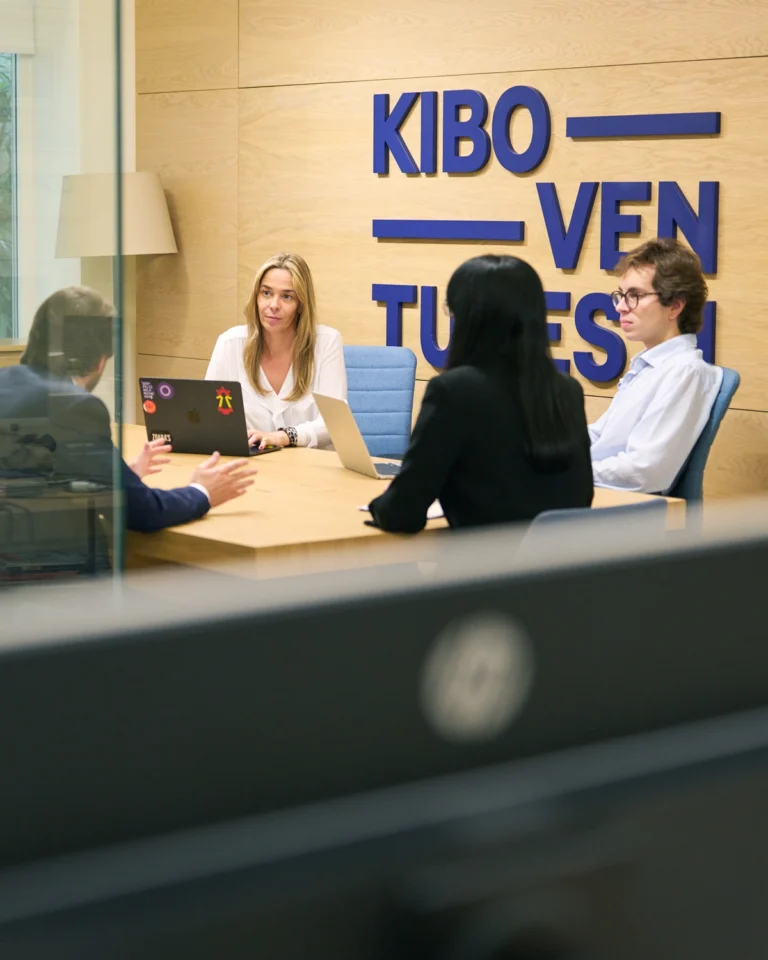 Kibo Ventures — reunión de equipo en oficina