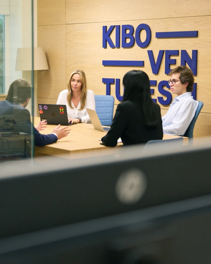Kibo Ventures — reunión de equipo en oficina