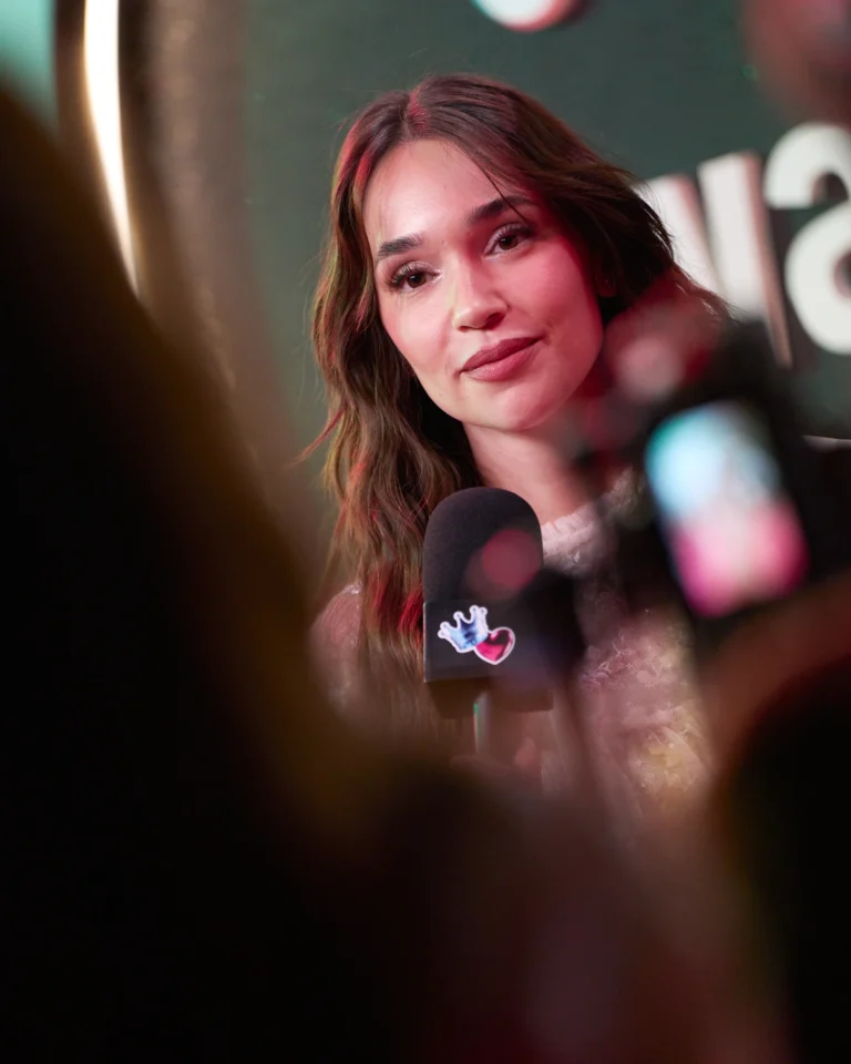 TikTok Awards — mujer en entrevista con micrófono