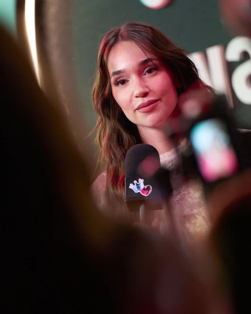 TikTok Awards — mujer en entrevista con micrófono