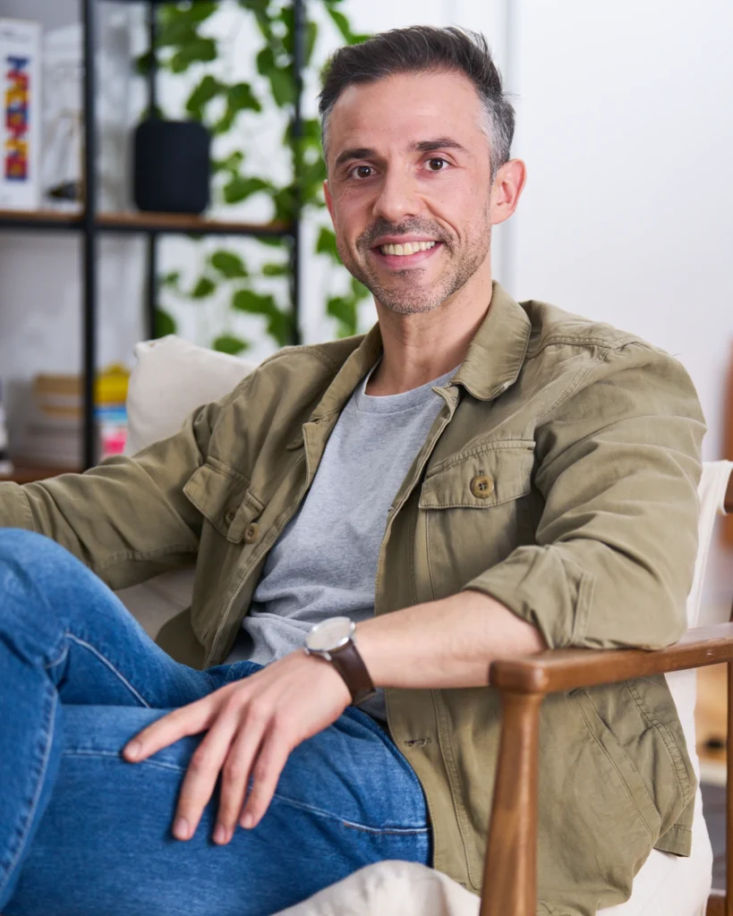 Retrato de hombre con chaqueta verde sonriendo — Modulor