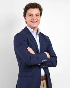 Retrato de hombre joven con blazer azul y brazos cruzados