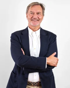 Retrato de hombre mayor con blazer azul — estilo elegante