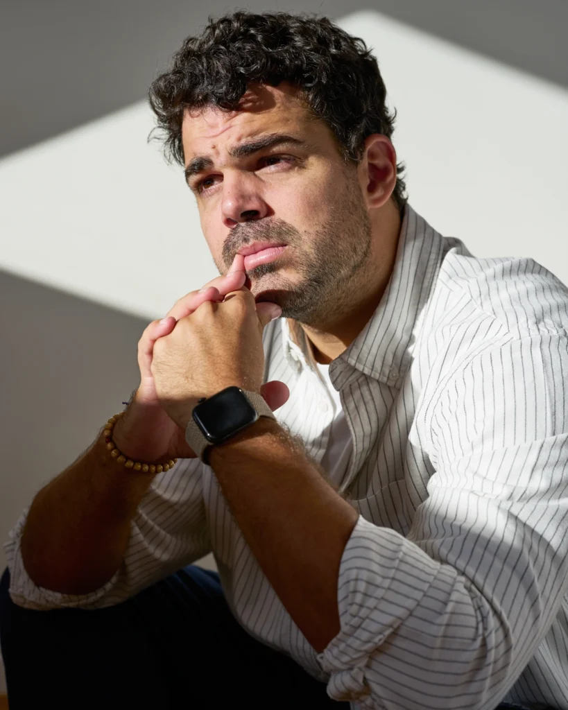 Retrato de hombre pensativo con luz natural