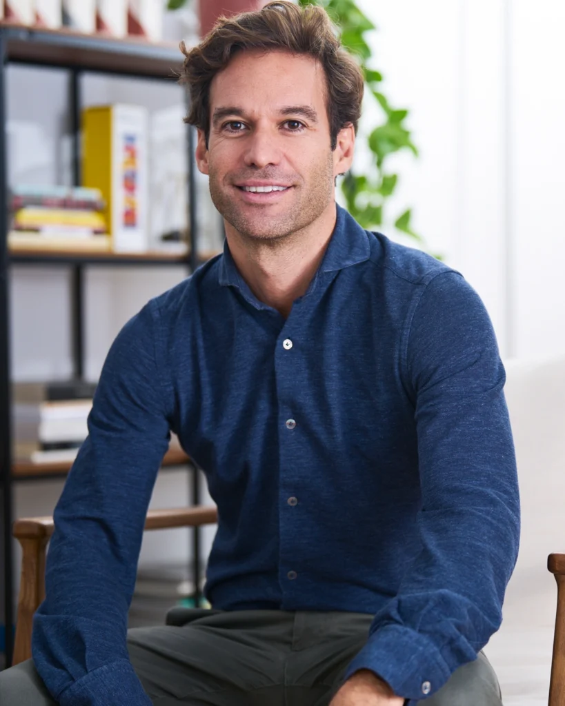 Retrato de hombre con polo azul sonriendo — Modulor