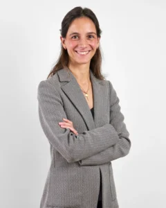 Retrato de mujer con blazer gris y brazos cruzados