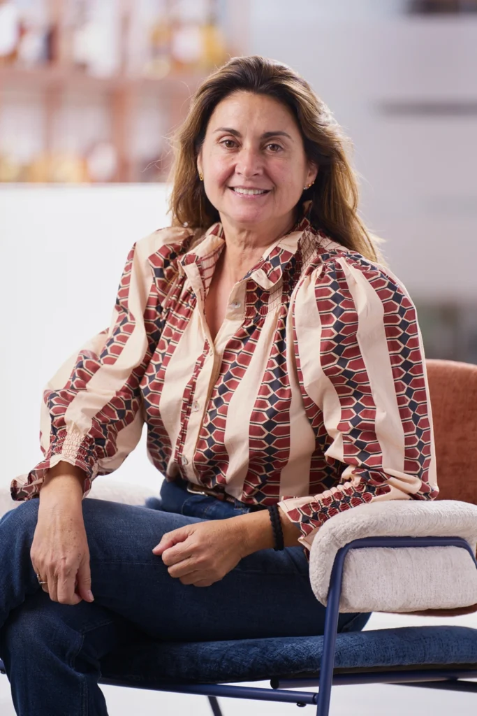 Retrato corporativo de mujer con blusa estampada — Premium Mixes