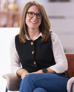 Retrato corporativo de mujer con gafas y chaleco — Premium Mixes