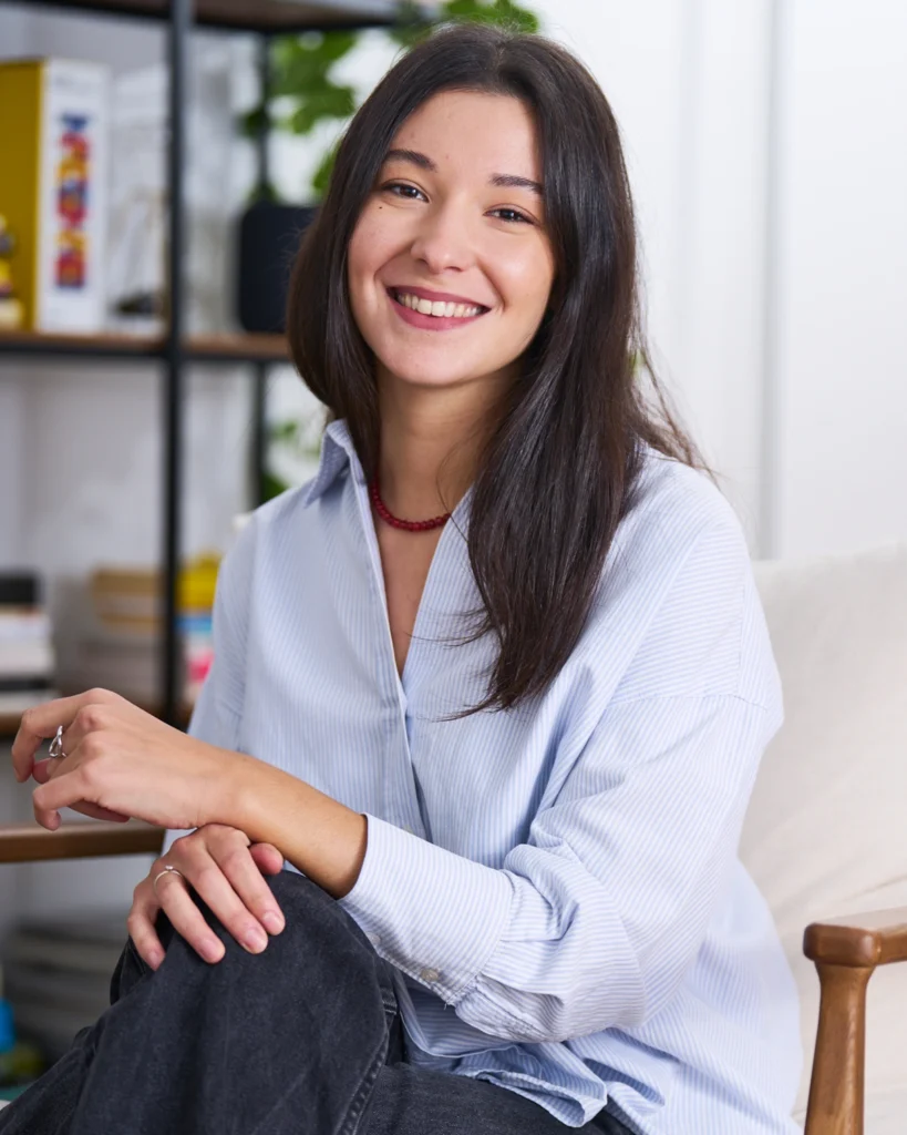 Retrato de mujer joven sonriendo — sesión Modulor