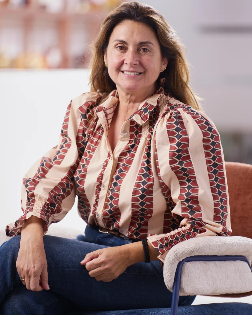 Retrato de mujer sonriendo sentada en sofá - Corporate Frame Madrid