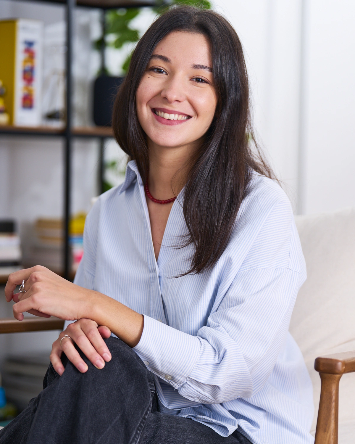 Retrato profesional de mujer joven sonriendo