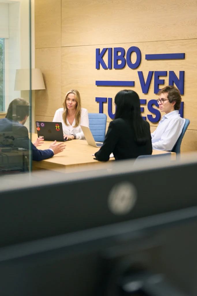 Reunión de equipo en oficina de Kibo Ventures