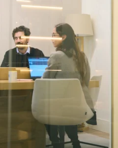 Reunión de pareja profesional en oficina con luz cálida