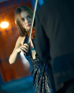 Violinista con vestido de lentejuelas en evento