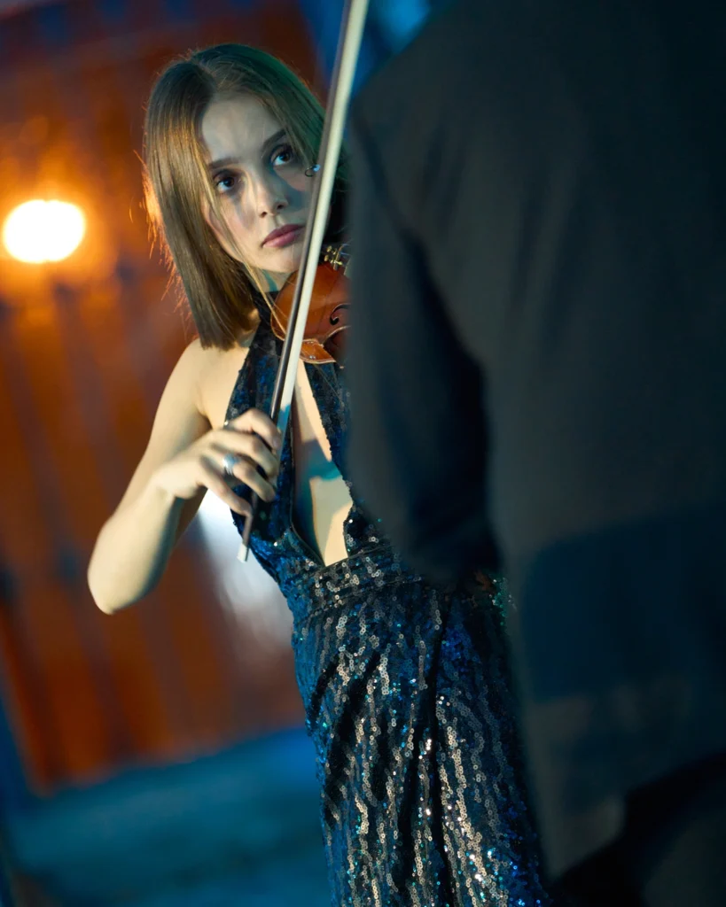 Violinista con vestido de lentejuelas en evento